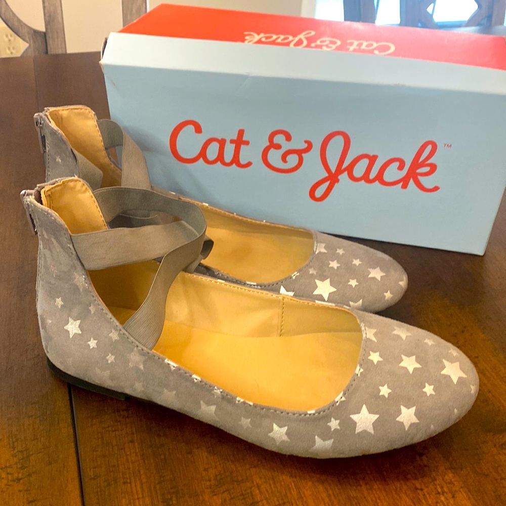 Cat & Jack girls Hattie style grey size 5 shoe with silver stars. With box.